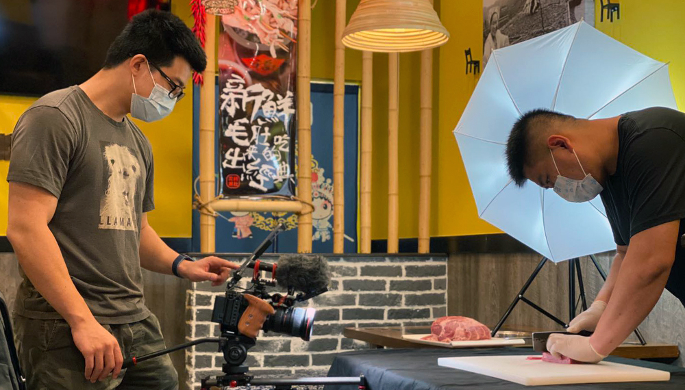 Graduate student Yucheng Jiang records a video of a chef working in Chicago’s Chinatown.